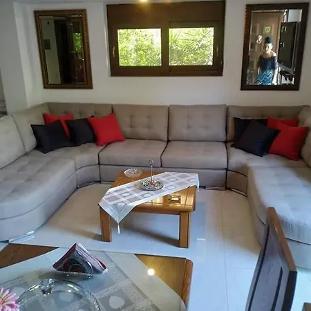 With Premium Facilities דירה חאניה