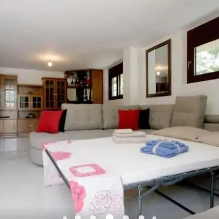 With Premium Facilities דירה